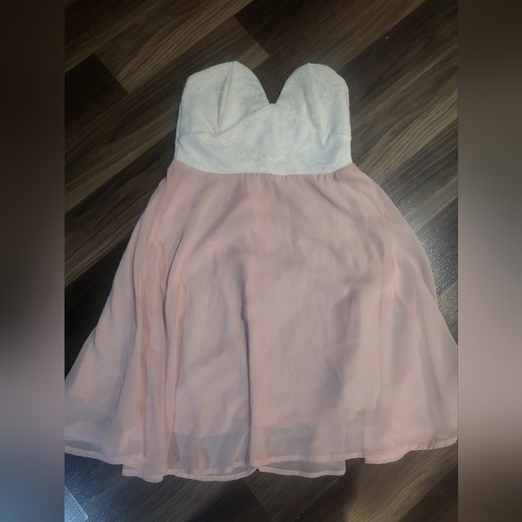 Short pink and white dress - Picture 2 of 2